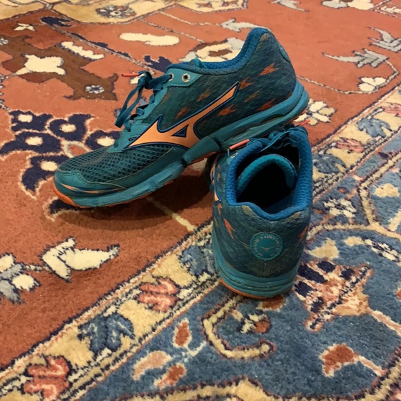 Mizuno wave running shoes - Picture 1 of 3